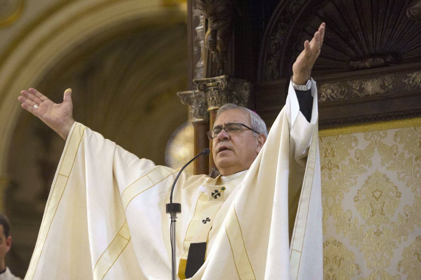 Domingo, 23 noviembre: El arzobispo de Granada, Francisco Javier Martínez, donde se ha postrado ante el altar mayor de la catedral de Granada para pedir perdón por los "escándalos" que han afectado a la Iglesia. El prelado ha permanecido tumbado durante varios minutos junto a otros religiosos delante de los numerosos fieles que han acudido a la eucaristía.El gesto de Martínez, que según explicó él, sólo hace también cada Viernes Santo, se produce a punto de cumplirse una semana desde que se hayan conocido públicamente los presuntos abusos sexuales cometidos por sacerdotes de su Archidiócesis. Fotografía: Agencias
