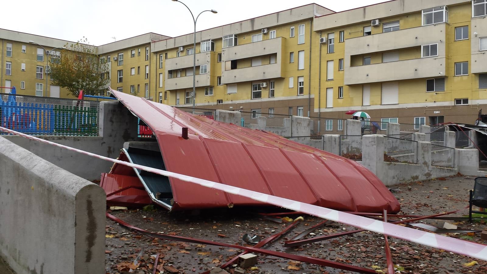 El fuerte viento provoca daños en Plasencia