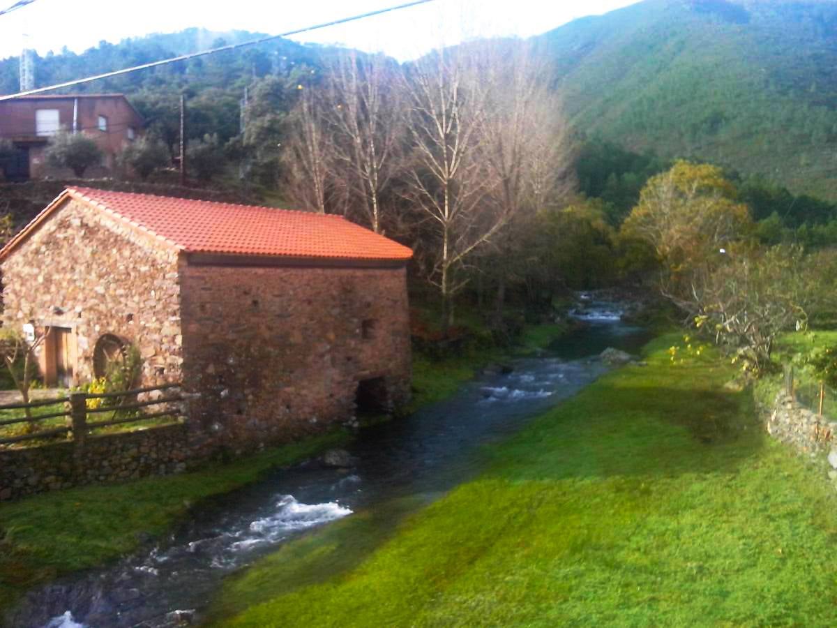 Las lluvias otoñales dan fuerza al Chorrituelo de Ovejuela