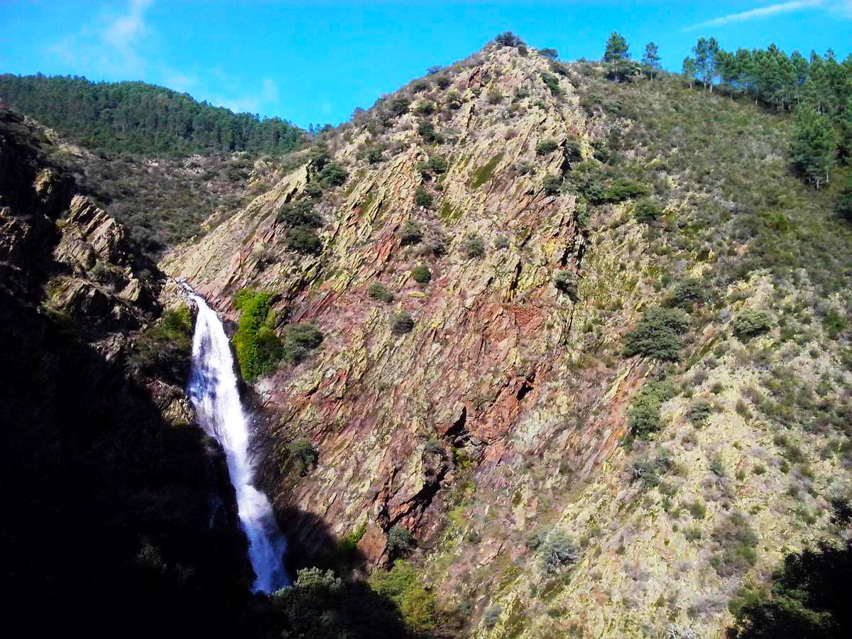 Las lluvias otoñales dan fuerza al Chorrituelo de Ovejuela