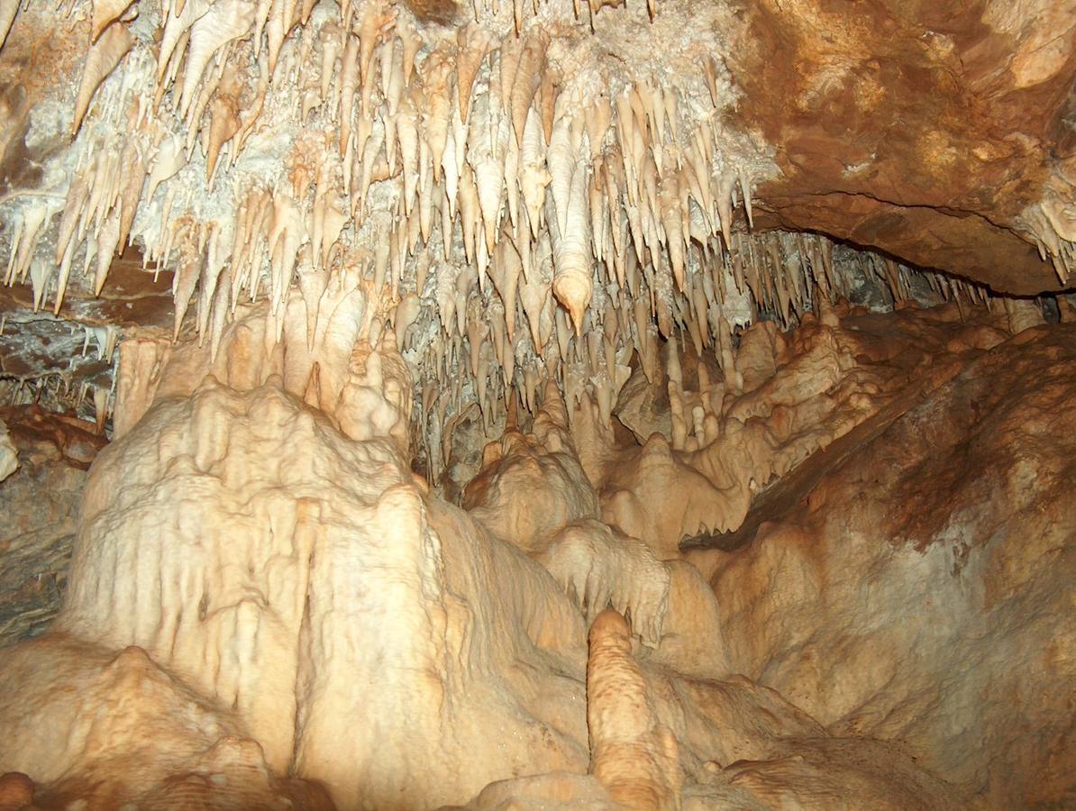 Cueva de Fuentes de León
