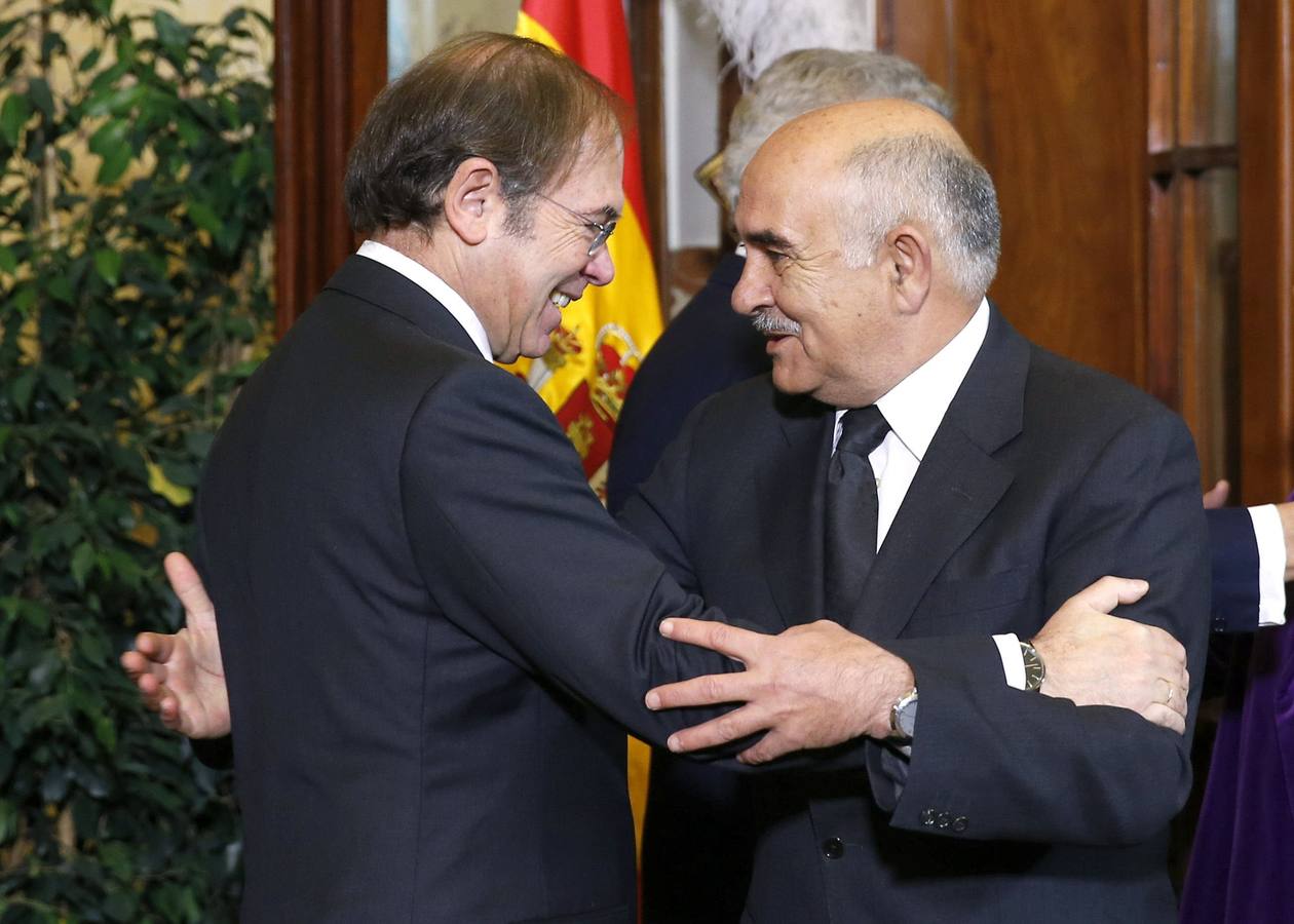 El presidente del Senado, Pío García Escudero, da la bienvenida al acto al presidente de la Región de Murcia, Alberto Garre.