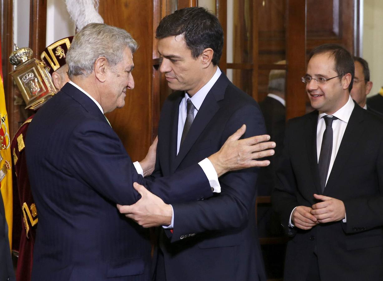 El presidente del Congreso,Jesús Posada, saluda al secretario general del PSOE, Pedro Sánchez.