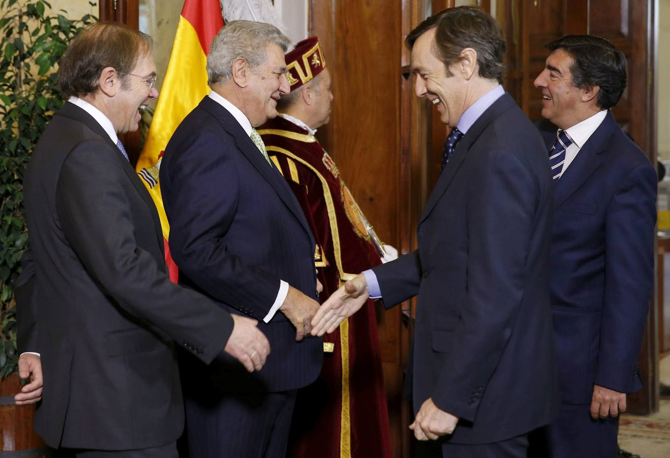 Los diputados porpulares,Rafael Hernando,iz., y José Antonio Bermúdez de Castro,d., a su llegada al acto.