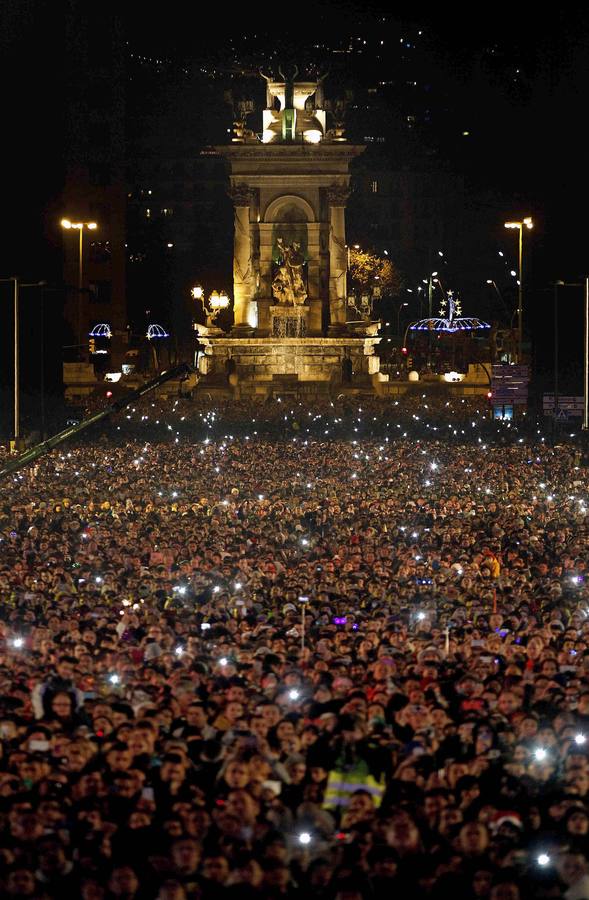 Barcelona recibe a 2015 con la Fura dels Baus. BARCELONA. Unas 70.000 personas han celebrado el Fin de Año al pie de las fuentes de Montjuïc de Barcelona, donde por segundo año consecutivo el espectáculo de luces, agua y fuego del 'Ésser del Mil•leni' (Ser del Milenio), dirigido por la Fura dels Baus, ha servido para dar la bienvenida a 2015