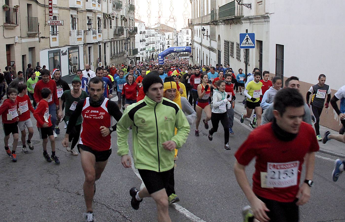 6.000 personas despiden el año corriendo en la San Silvestre cacereña