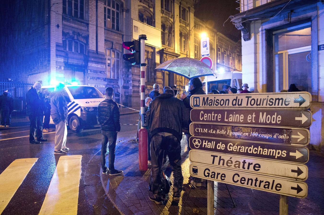 Jueves, 15 de enero. Varios antidisturbios vigilaban los accesos cerrados a la calle donde se llevó a cabo una operación antiterrorista en la ciudad de Verviers, situada en la provincia de Lieja, Bélgica. Dos personas murieron y una tercera resultó herida en la intervención policial contra un presunto grupo terrorista, que acabó también con varias personas detenidas. Fotografías: Agencias.