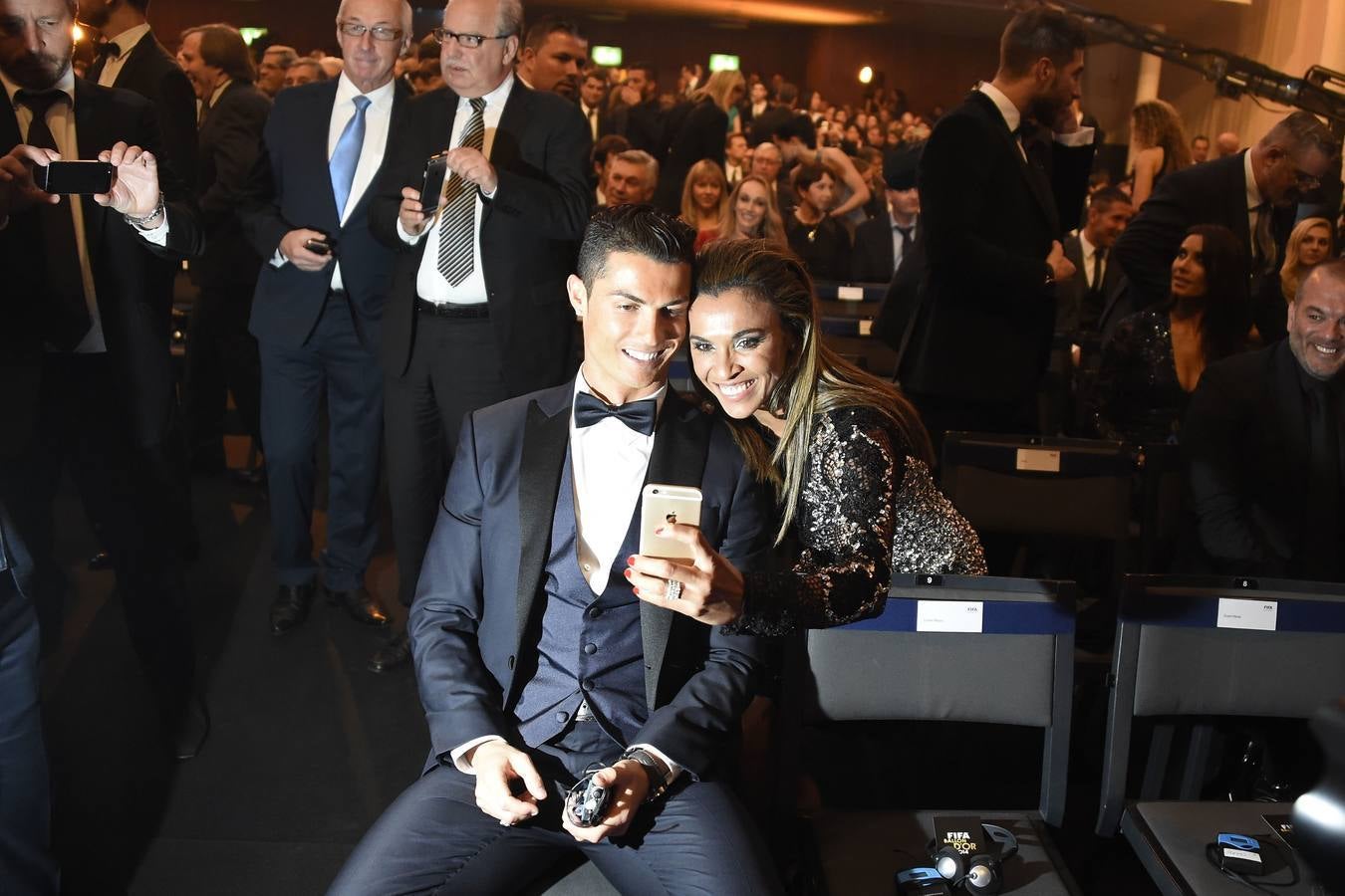 Lunes, 12 de enero. El delantero portugués del Real Madrid, Cristiano Ronaldo, logra su tercer Balón de Oro otorgado durante la gala de la FIFA celebrada en Zúrich, Suiza. Fotografías: Agencias