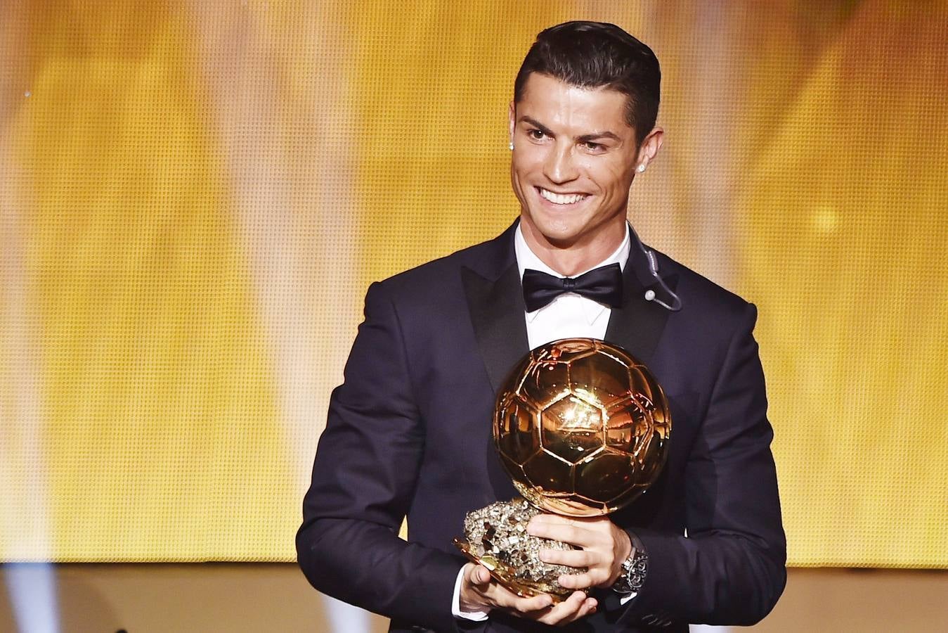 Lunes, 12 de enero. El delantero portugués del Real Madrid, Cristiano Ronaldo, logra su tercer Balón de Oro otorgado durante la gala de la FIFA celebrada en Zúrich, Suiza. Fotografías: Agencias