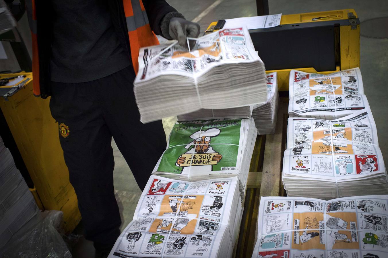 Martes, 13 de enero. La revista satírica Charlie Hebdo presentó un nuevo número del semanario con una desafiante portada donde el profeta Mahoma llora bajo el titular "Todo está perdonado". Fotografías: Agencias