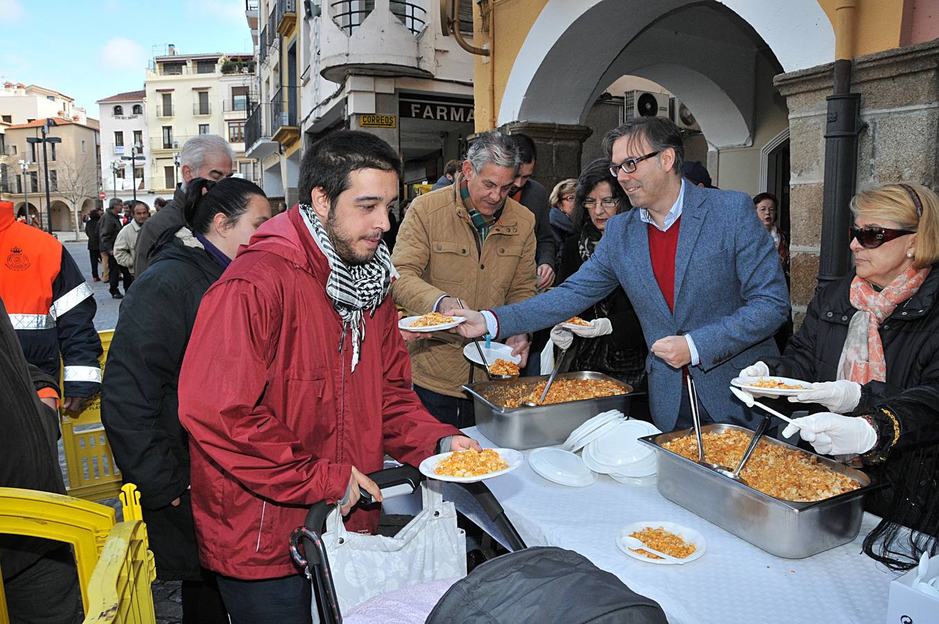 Plasencia celebra el día de San Fulgencio con migas en la Plaza Mayor