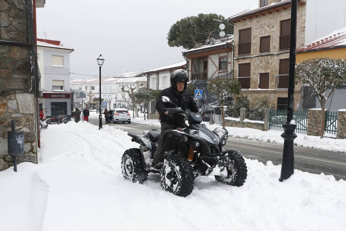 Domingo, 18 de enero: La primera nevada en Extremadura dejó cortada la carretera CC-102 en el Puerto de Honduras (Cáceres), en el municipio de Piornal, por la acumulación de nieve, El corte a la circulación se produjo entre los kilómetros 5 y 20 de la vía.También por nieve, había ayer dificultades entre Piornal y Garganta la Olla. Fotografia: Andy Solé