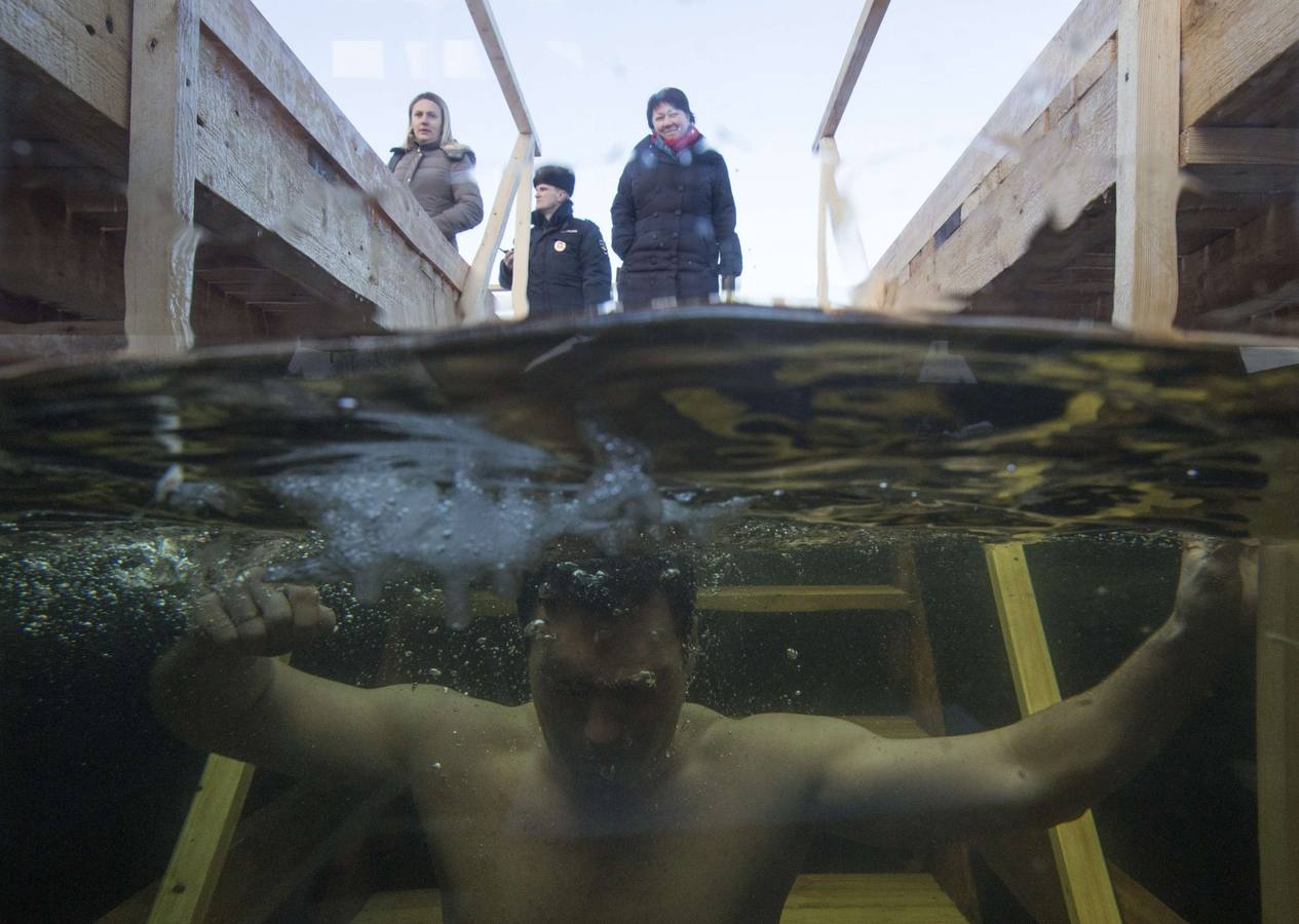 Un hombre se sumerge en el río Moskva durante las celebraciones de la Epifanía ortodoxa rusa en las afueras de Moscú. Los creyentes ortodoxos se sumergen en aguas heladas sin importarles la temperatura para celebrar la festividad. Fotografía: REUTERS-Maxim Shemetov.