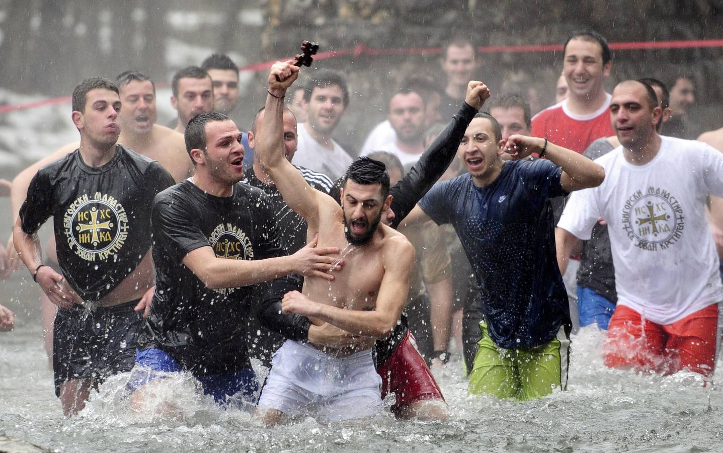 Los hombres luchan por recuperar una cruz arrojada al río durante las celebraciones tradicionales del día de la Epifanía en la aldea de Radika, a unos 150 kilómetros al oeste de Skopje, Macedonia. Fotografia: REUTERS-Ognen Teolovski