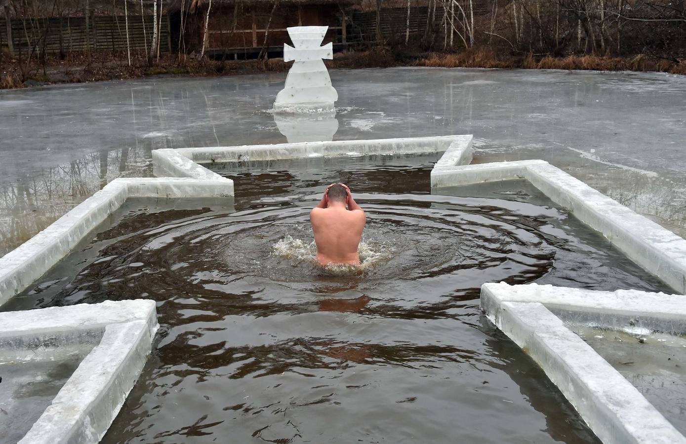 Un creyente ortodoxo se bañan en el agua helada de un estanque en Kiev. Fotografía: AFP-Sergei Supinsky