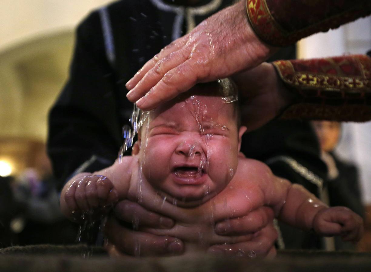 Bebés bautizados durante una ceremonia de bautismo en masa en el día de la Epifanía en Tbilisi. Alrededor de 1.000 niños fueron bautizados por la Iglesia Ortodoxa de Georgia durante la 38ª ceremonia de bautismo en masa en la catedral principal del país. REUTERS / David Mdzinarishvili