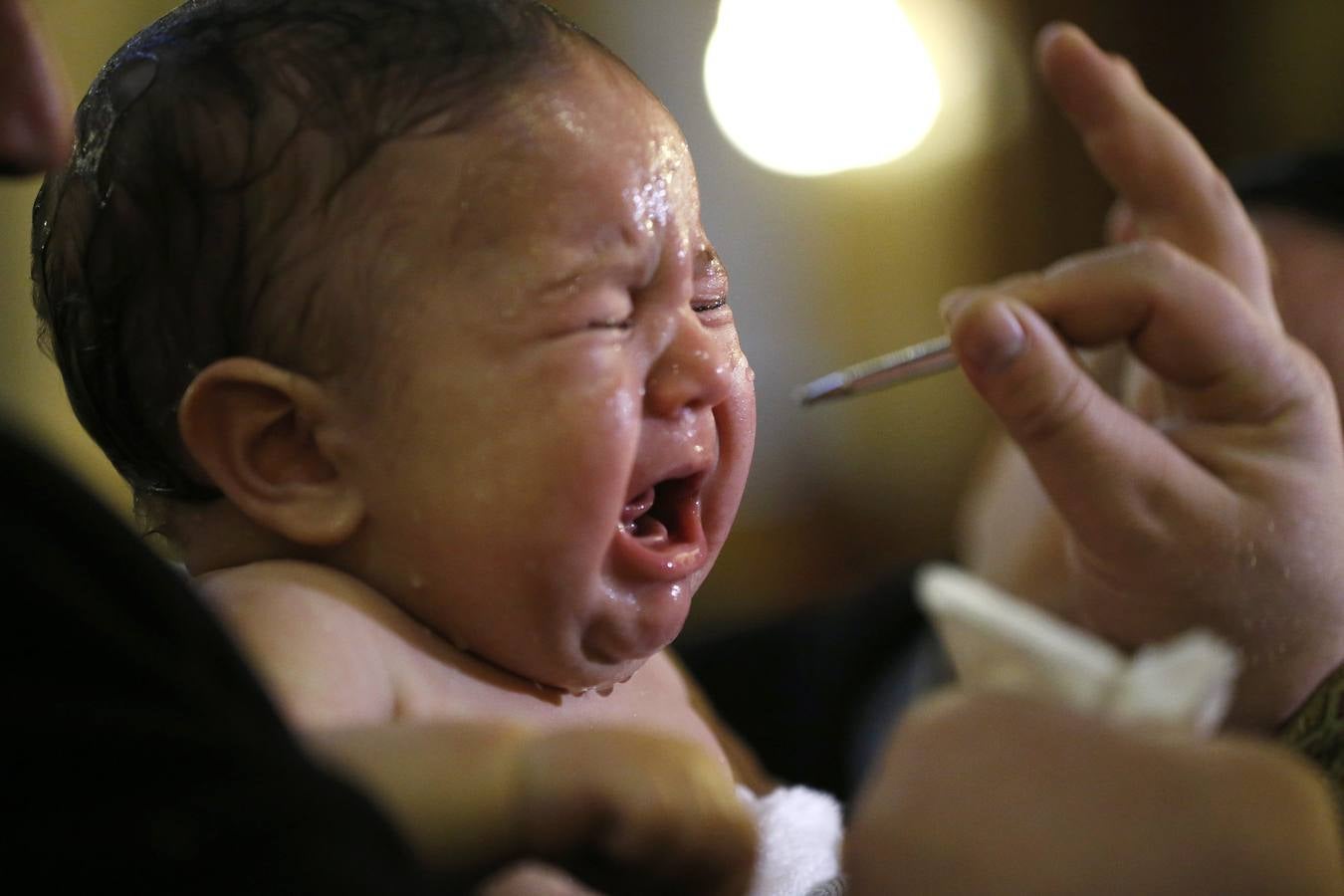 Bebés bautizados durante una ceremonia de bautismo en masa en el día de la Epifanía en Tbilisi. Alrededor de 1.000 niños fueron bautizados por la Iglesia Ortodoxa de Georgia durante la 38ª ceremonia de bautismo en masa en la catedral principal del país. REUTERS / David Mdzinarishvili