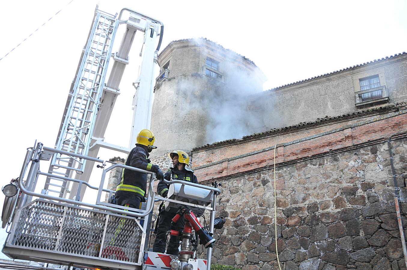 Un incendio junto al palacio episcopal de Plasencia obliga a cortar la avenida Calvo Sotelo