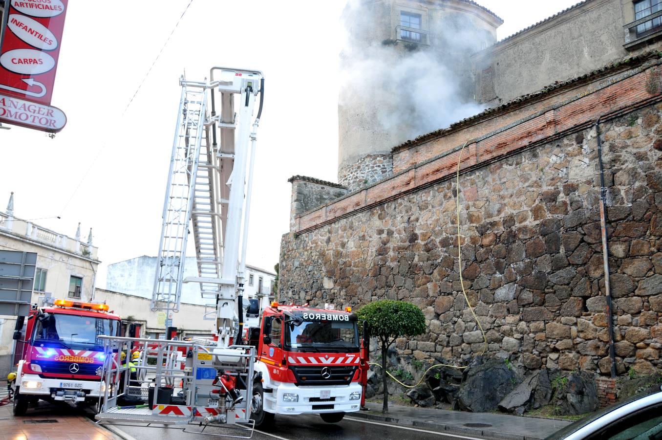 Un incendio junto al palacio episcopal de Plasencia obliga a cortar la avenida Calvo Sotelo