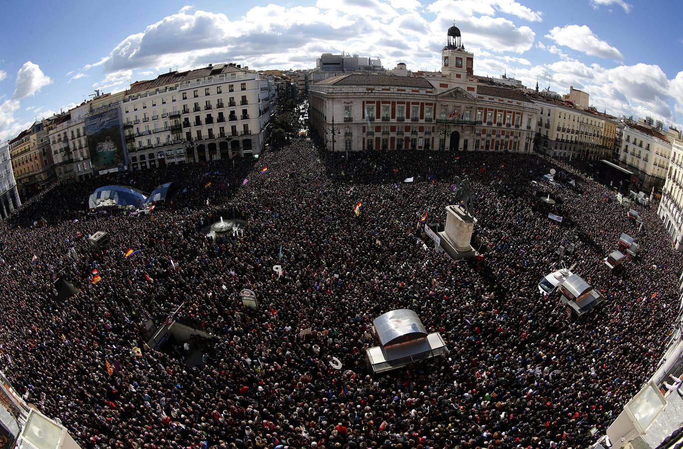 Miles de personas, en la Puerta del Sol.