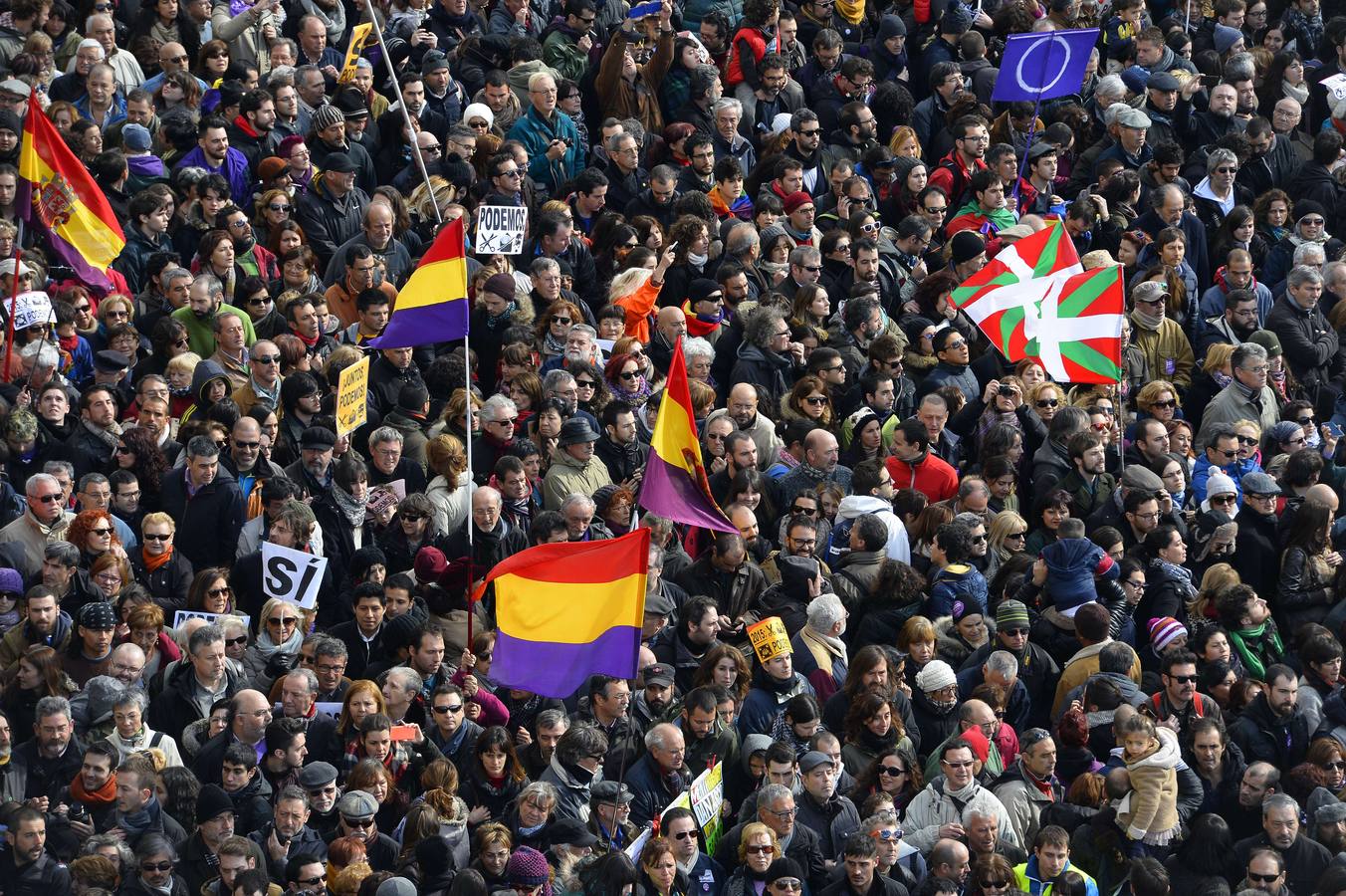 Miles de personas, en la Puerta del Sol.
