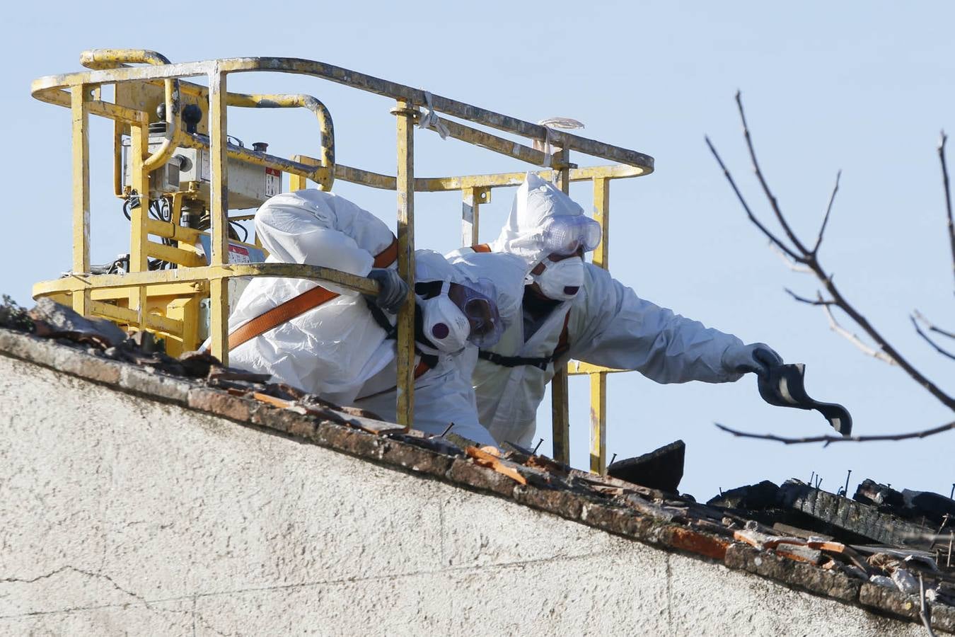 Retiran el amianto del nuevo parking