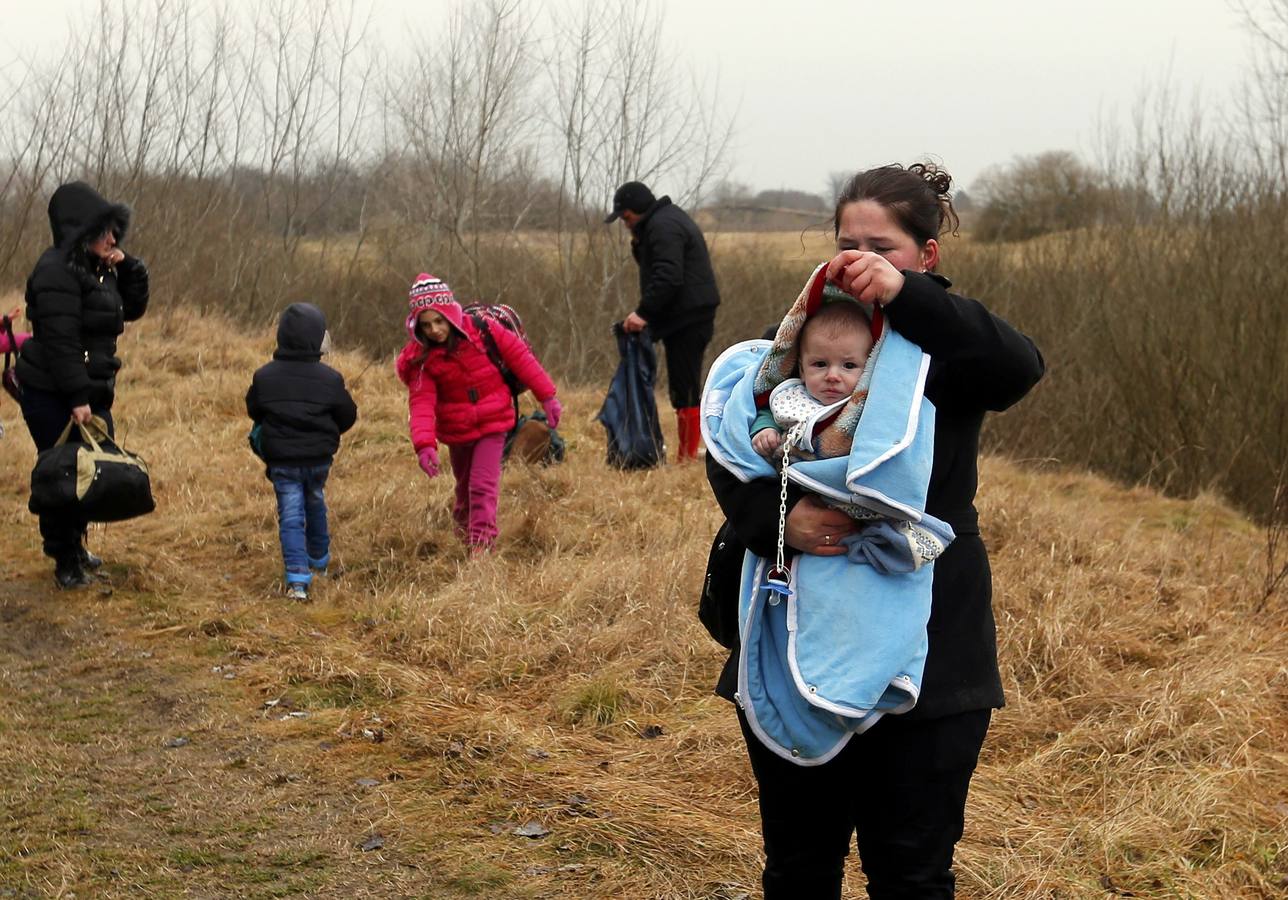 Una mujer kosovar cubre su bebé después de cruzar ilegalmente la frontera entre Hungría y Serbia, cerca del pueblo de Ásotthalom. Fotografía: REUTERS / Lazlo Balogh.