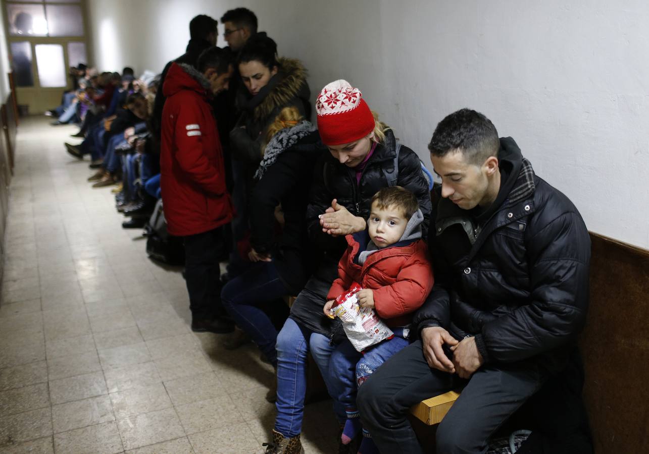Un grupo de ciudadanos de Kosovo espera en una comisaria de policía después de que fueran detenidos cuando trataban de cruzar la frontera a Hungría, en la ciudad de Subotica. Fotografía: REUTERS / Marko Djurica