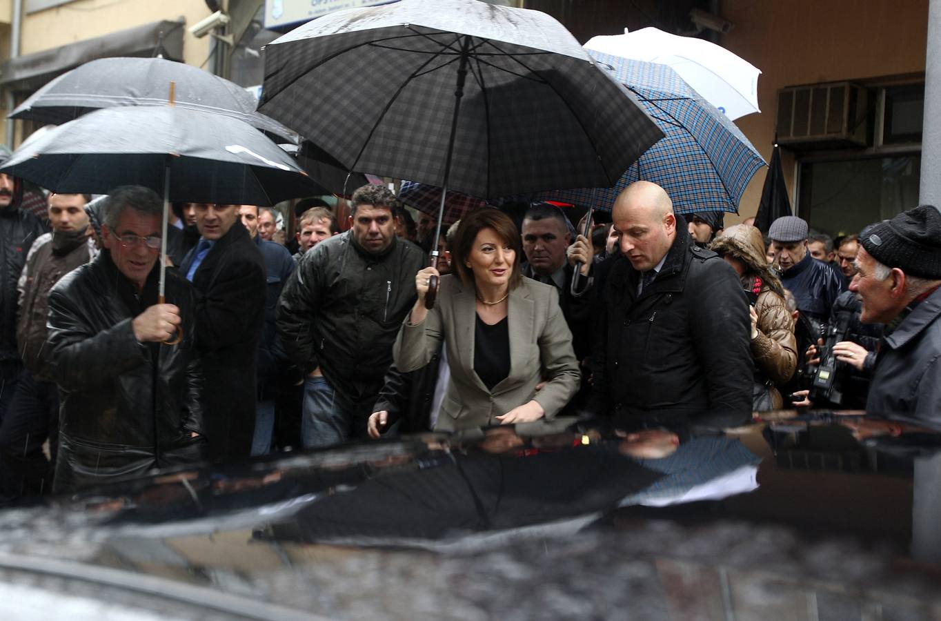 La presidenta de Kosovo, Atifete Jahjaga habla con la gente en la ciudad de Vushtrri. Fotografía: REUTERS / Hazir Reka.