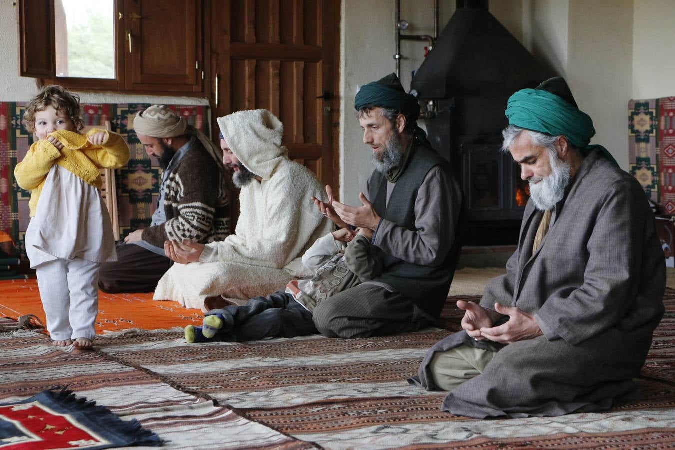 Yamila (dos años, hija de Fátima y Mohamed), durante la 'yuma' (ceremonia del viernes, previa a la comida).