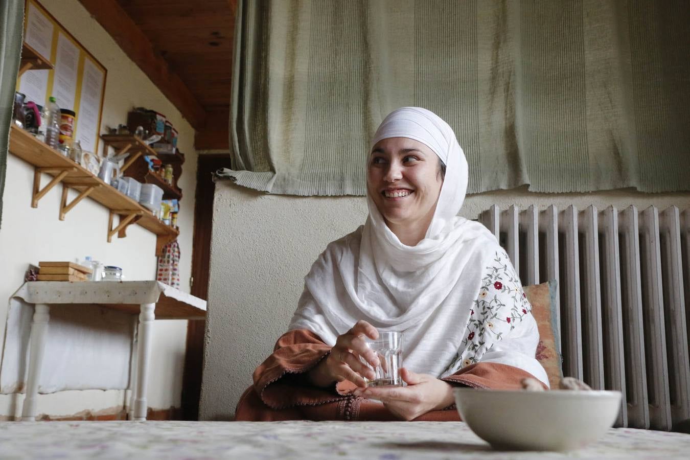 Omar Ibrahim (Rafael Martín, 59 años) sirve con mimo el té que él mismo ha preparado, con hierbabuena de su huerto