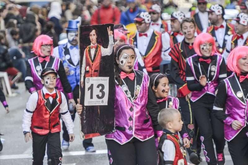 Artefactos y grupos menores en el desfile del Carnaval de Badajoz