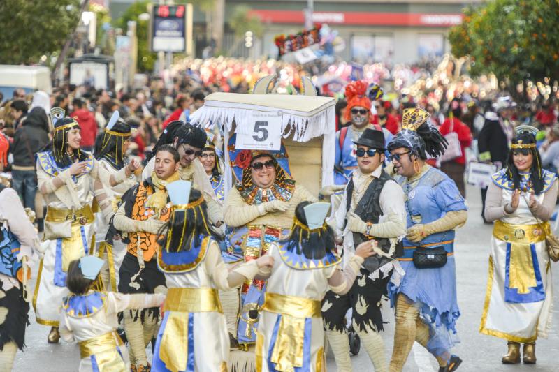 Artefactos y grupos menores en el desfile del Carnaval de Badajoz