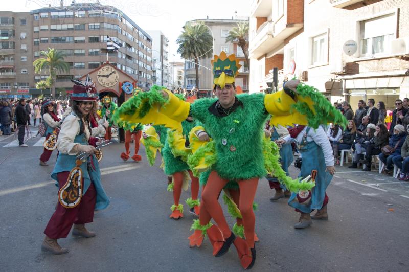 Artefactos y grupos menores en el desfile del Carnaval de Badajoz