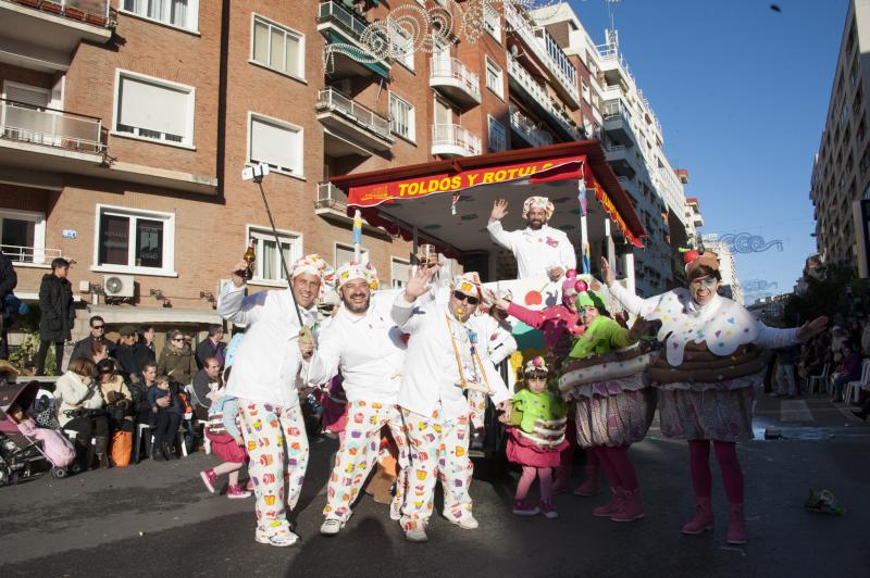 Artefactos y grupos menores en el desfile del Carnaval de Badajoz