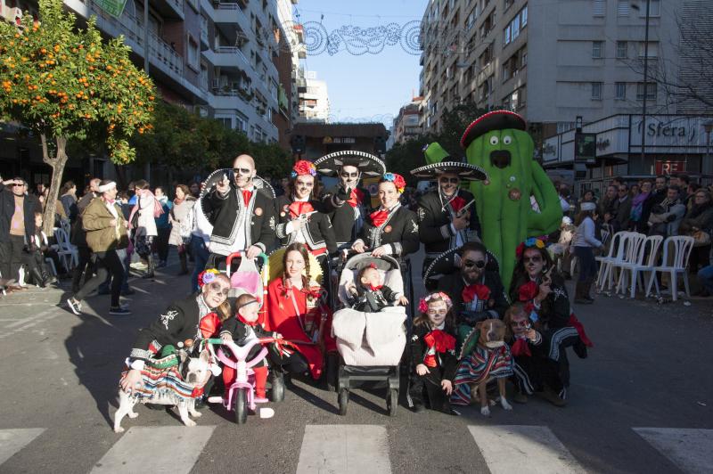 Artefactos y grupos menores en el desfile del Carnaval de Badajoz