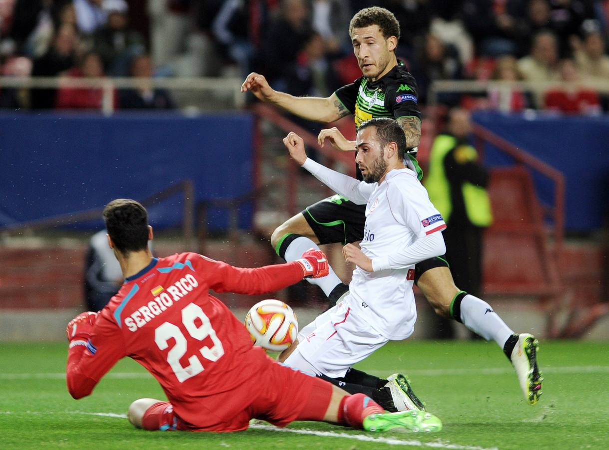 El campeón Sevilla sufre para ganar al Moenchengladbach