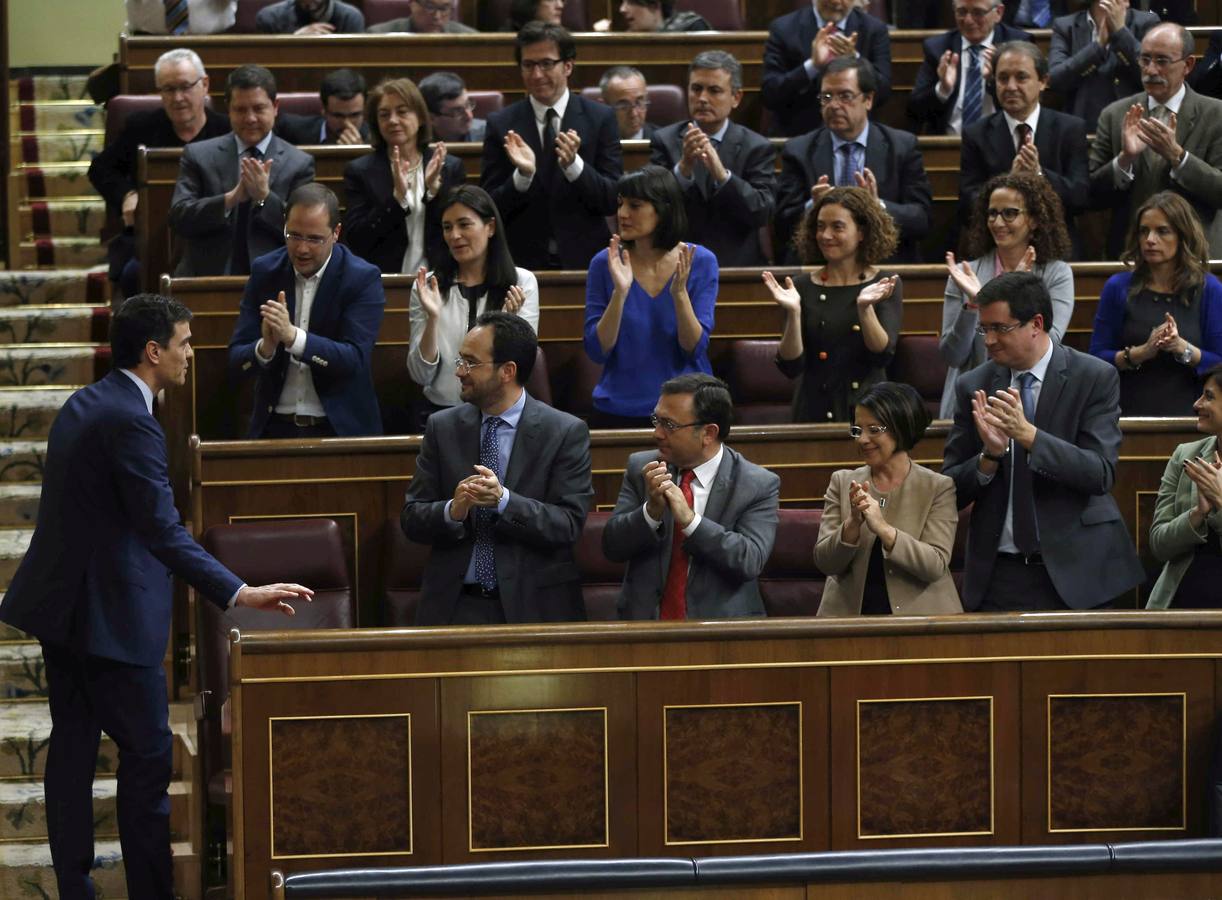 Sánchez respira tras su debut. El líder del PSOE, Pedro Sánchez, es aplaudido por los diputados socialistas tras su intervención.