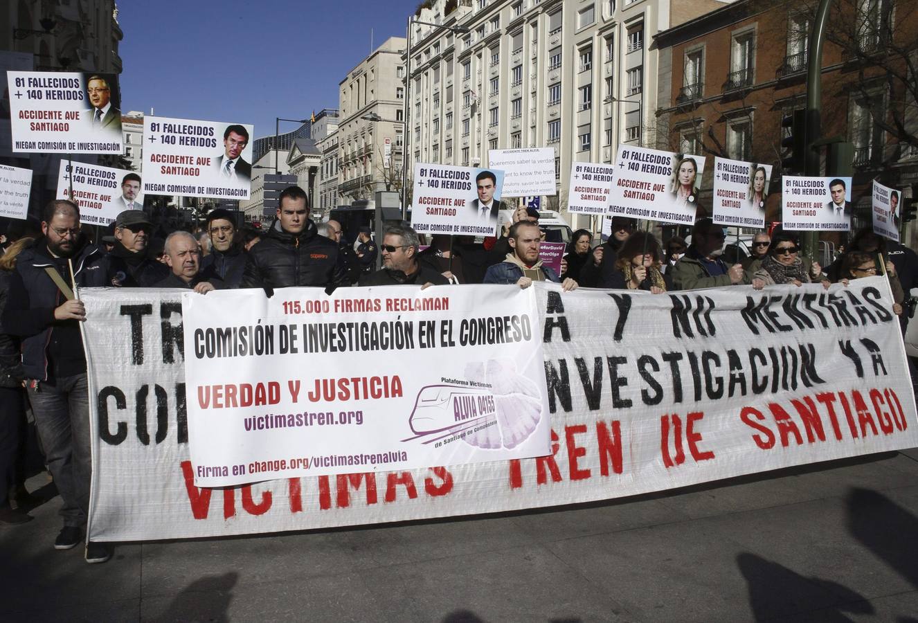 protesta de las víctimas del Alvia. EFE. Varios miembros de la plataforma "Víctimas Alvia 04155" durante la concentración frente a la plaza de Neptuno, una hora antes de que comience el Debate del estado de la Nación, con carteles de protesta que rezaban "verdad y justicia" y han repartido un manifiesto en el que exigen al Ejecutivo y al PSOE que pidan perdón a las víctimas. La plataforma "Víctimas Alvia 04155" ha presentado hoy en el Congreso más de 115.000 firmas para pedir una comisión de investigación y responsabilidades a los gobiernos que "tuvieron que ver" con el accidente ferroviario del Alvia en Angrois en 2013 que costó la vida a 81 ciudadanos, once de ellos de Madrid.