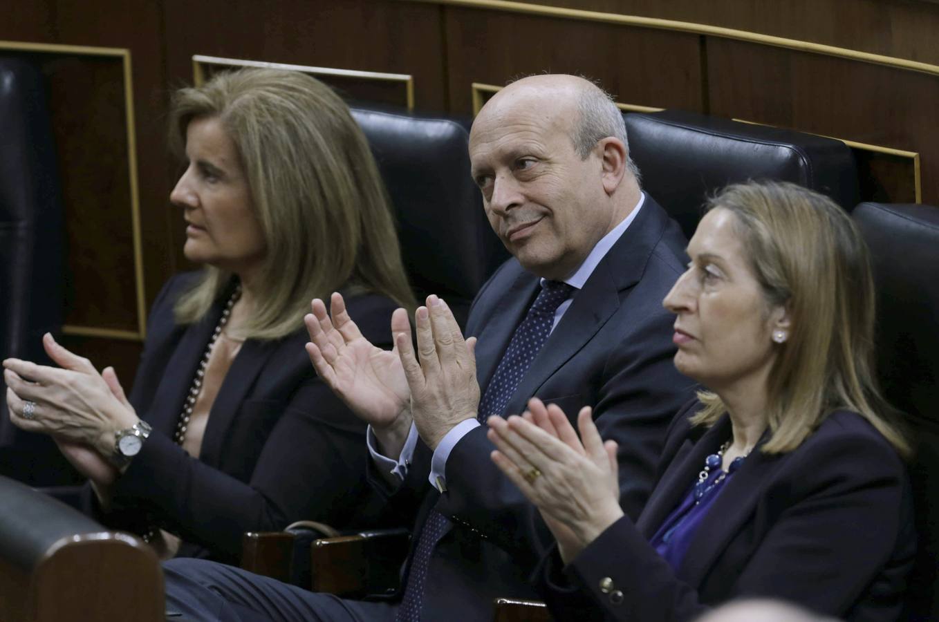 Aplausos de los ministros a Rajoy. MADRID. Los ministros de Empleo, Fátima Báñez; Educación, José Ignacio Wert y Fomento, Ana Pastor, aplauden una de las intervenciones del presidente del Gobierno, mariano Rajoy, en la primera jornada del último Debate sobre el estado de la Nación de la legislatura, el cara a cara parlamentario más importante de un año eminentemente electoral.