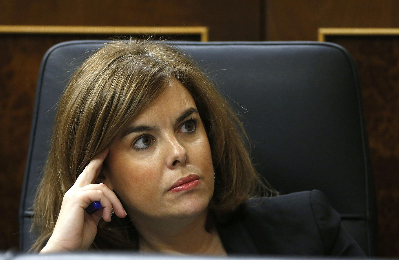 Soraya escuah con atención a Rajoy. MADRID. La vicepresidentea del Gobierno, Soraya Saénz de Santamaría, sigue desde su escaño la intervención del presidente del Gobierno, Mariano Rajoy, en la primera jornada del vigésimo quinto Debate del estado de la Nación, la cita parlamentaria anual más importante del año, que se celebra hoy en la Cámara Baja.