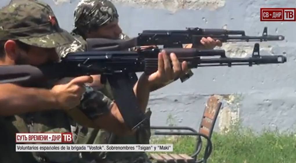 Detenidos ocho combatientes españoles retornados del conflicto de Ucrania. Á.D.A.M. (izquierda) y R.M.P. (derecha).