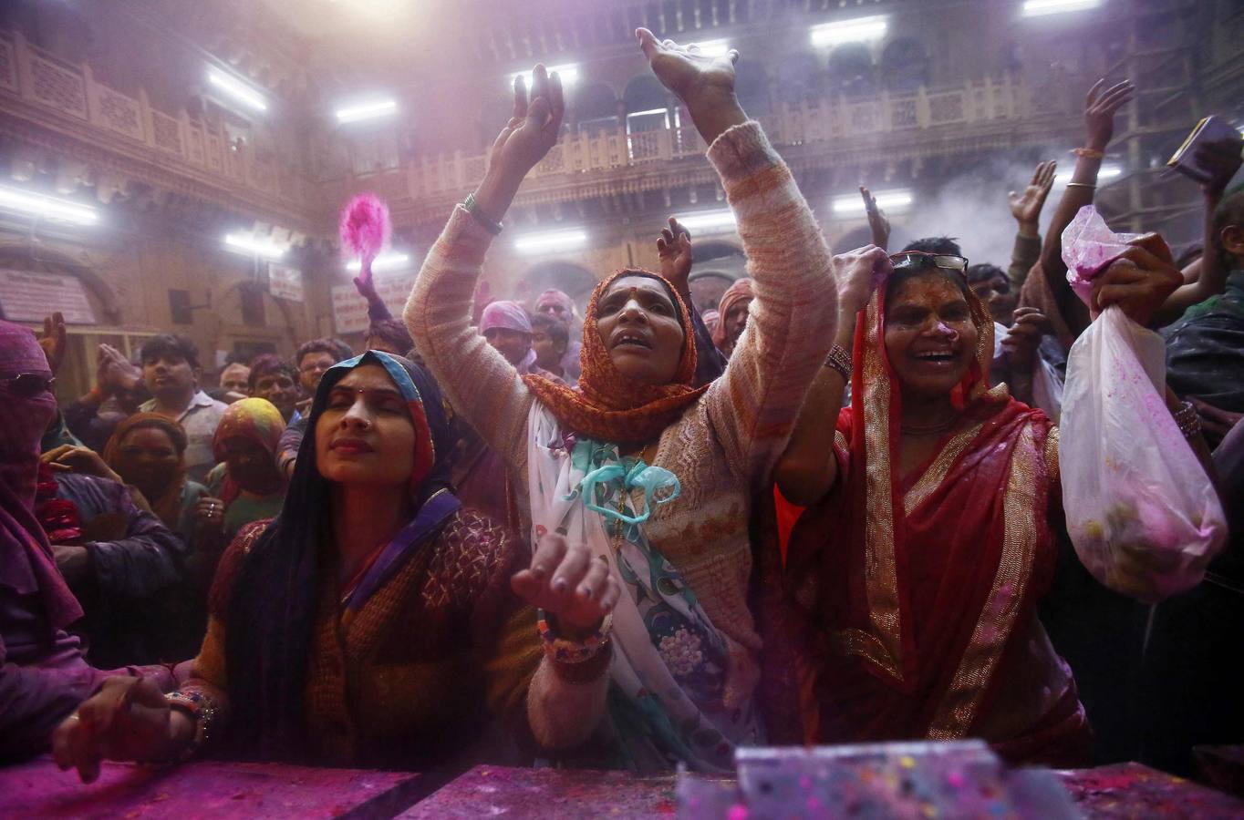 Devotos hindúes rezan dentro del templo Bankey Bihari durante las celebraciones de Holi en Vrindavan, en el estado norteño indio de Uttar Pradesh. Fotografía: Reuters / Anindito Mukherjee.