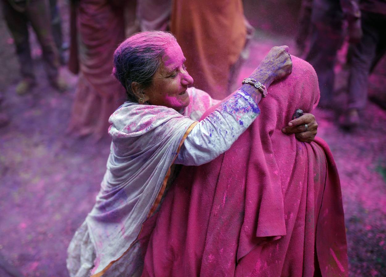 Viudas pintarrajeadas con polvo de color durante el festival de Holi, organizado por la ONG Sulabh Internacional para las viudas de Vrindavan. Fotografía: Reuters / Ahmad Masood.