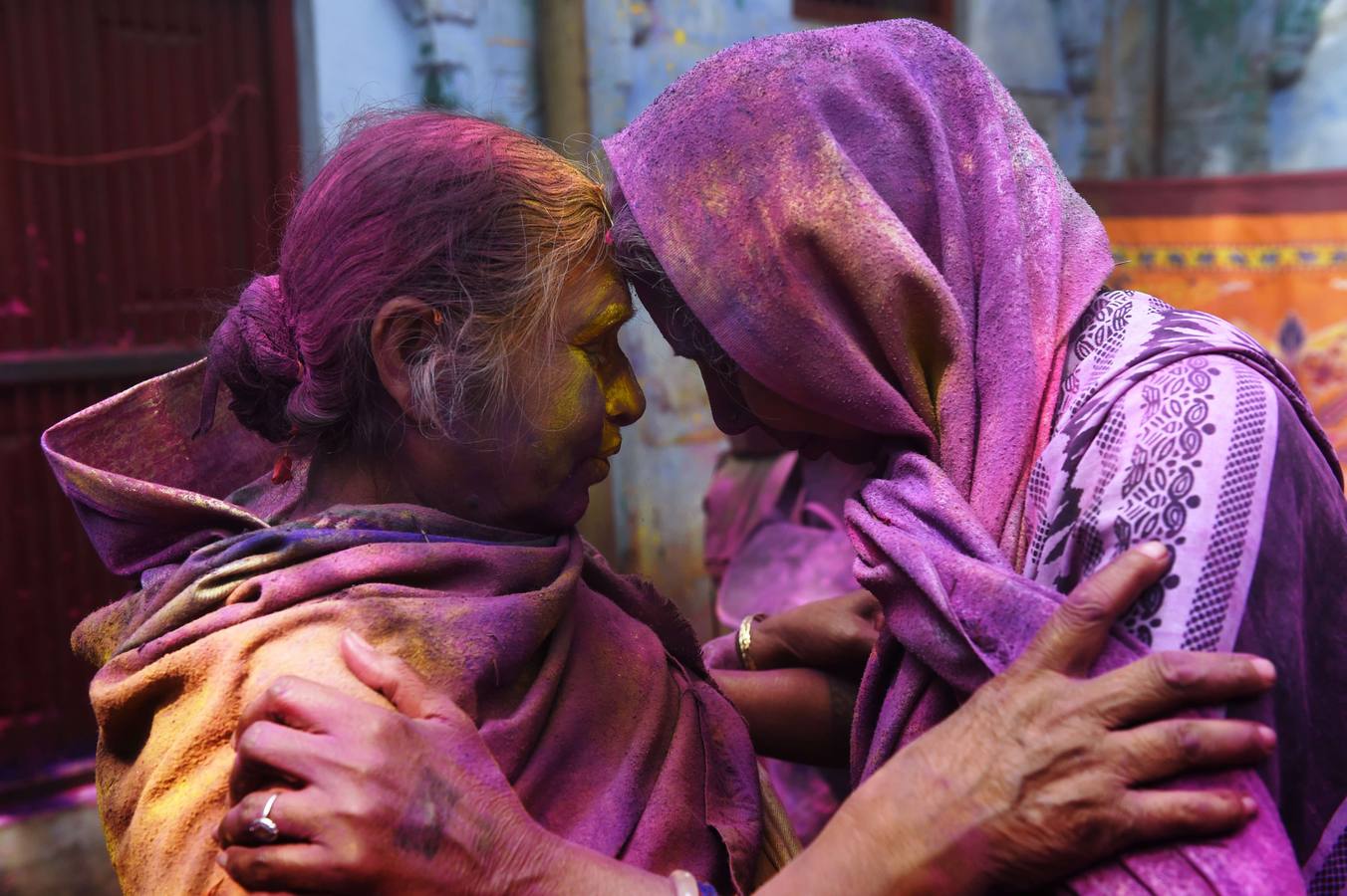 Una viuda participa en las celebraciones de Holi, organizado por la organización no gubernamental Sulabh Internacional en Vrindavan, en el estado norteño indio de Uttar Pradesh. Fotografía: AFP / Roberto Schmidt