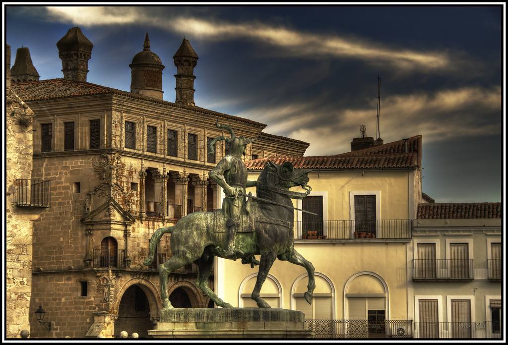 Plaza Mayor de Trujillo en donde destaca la escutura ecuestre de Francisco Pizarro