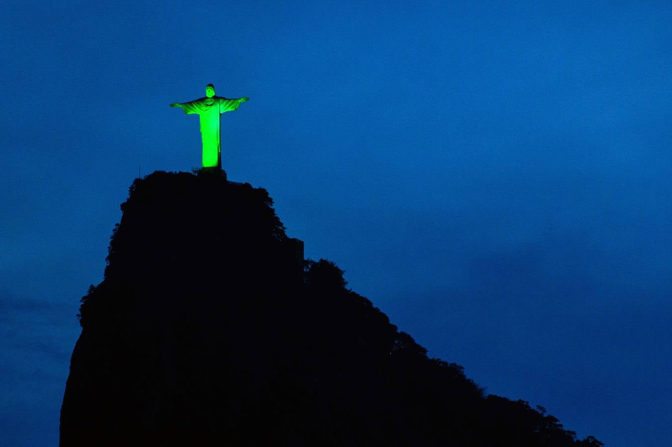 Martes, 17 de marzo: Con motivo de la celebración de la festividad de San Patricio, patrón de Irlanda, muchos monumentos, fuentes e incluso ríos han visto su color natural cambiado por el verde. Fotografías: Agencias.