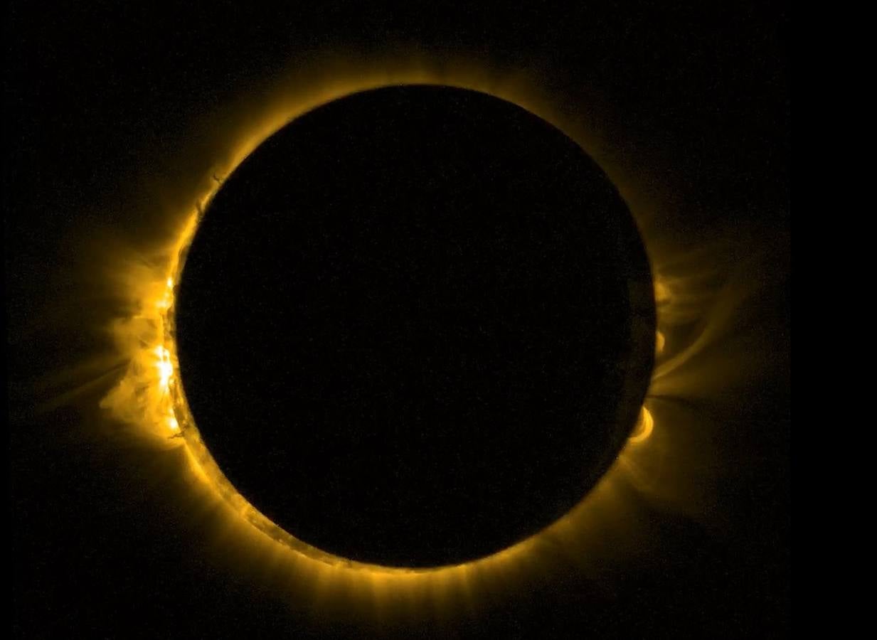 Viernes, 20 de marzo. El eclipse de sol total se pudo ver parcialmente en la mayor parte de Europa, norte de África y Medio Oriente, antes de terminar el espectáculo cerca del Polo Norte. Los más afortunados fueron los países del norte de Europa que pudieron ver cómo el Sol fue bloqueado completamente por la Luna. Fotografías: Agencias.