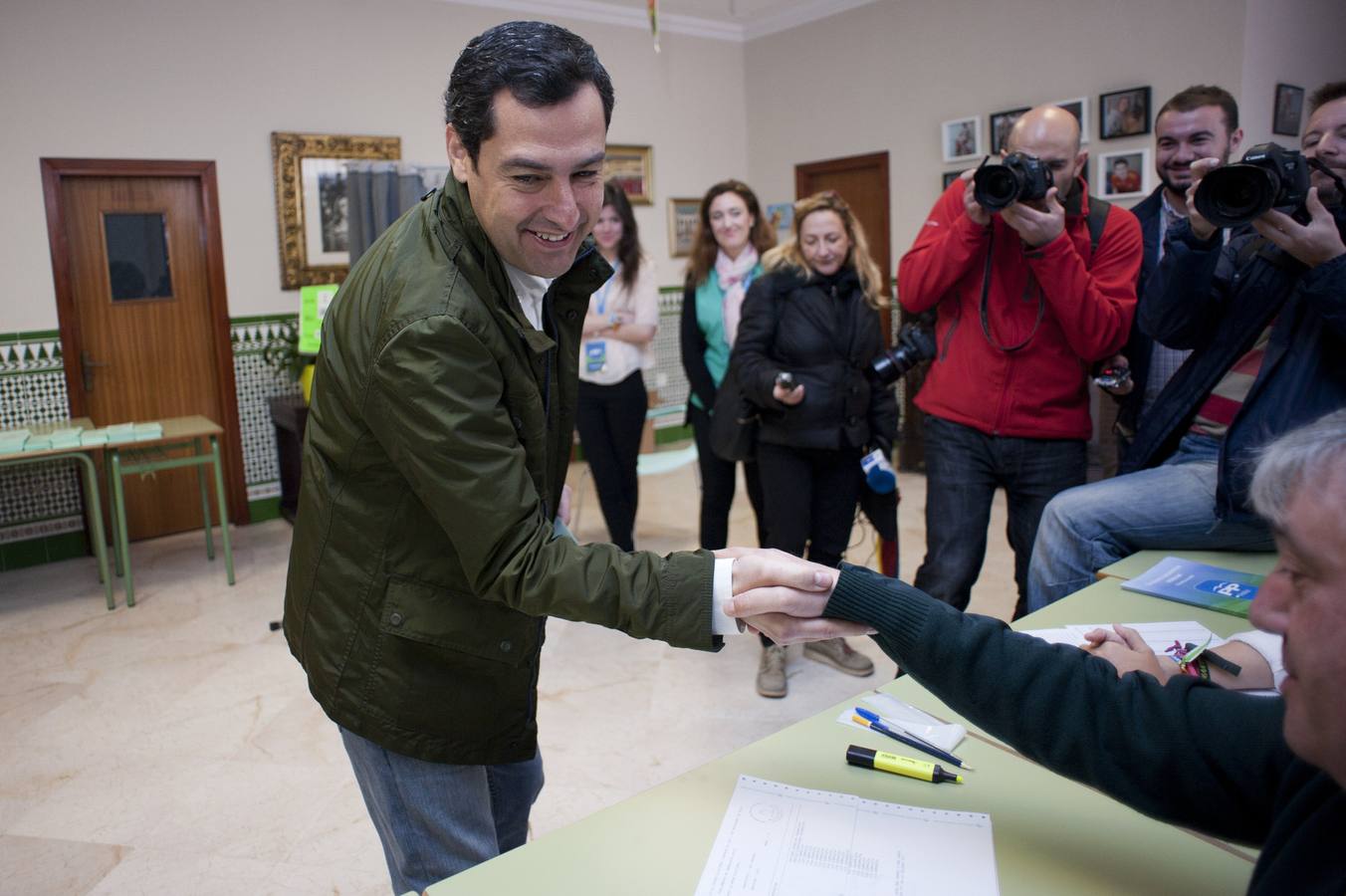 Tras él, ha sido el turno del popular Juan Manuel Moreno Bonilla, que ha votado en Málaga, su ciudad natal.