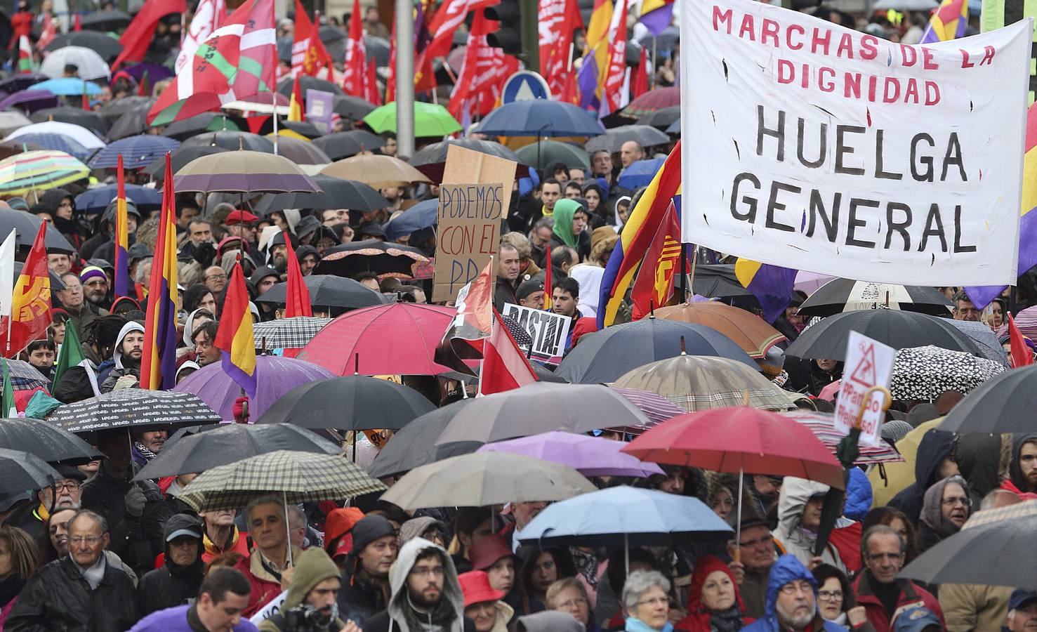 Sábado, 21 de marzo: Marchas por la Dignidad corean lemas en la Plaza de Colón, donde han confluido las nueve columnas procedentes de todas las comunidades autónomas, para protestar contra las consecuencias de las políticas de austeridad aplicadas durante la crisis. "Pan, trabajo, techo y dignidad" es el lema de los manifestantes, convocados por trescientas organizaciones sociales y sindicales, con un llamamiento especial a los jóvenes. Fotografía: EFE.